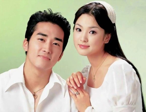Song Seung Hun thời điểm hiện tại (giữa). Anh từng vướng tin tình ái với Song Hye Kyo thời quay Trái tim mùa thu và từng công khai tình cảm với Lưu Diệc Phi (bìa phải). Song Seung Hun thời điểm hiện tại (giữa). Anh từng vướng tin tình ái với Song Hye Kyo thời quay Trái tim mùa thu và từng công khai tình cảm với Lưu Diệc Phi (bìa phải).