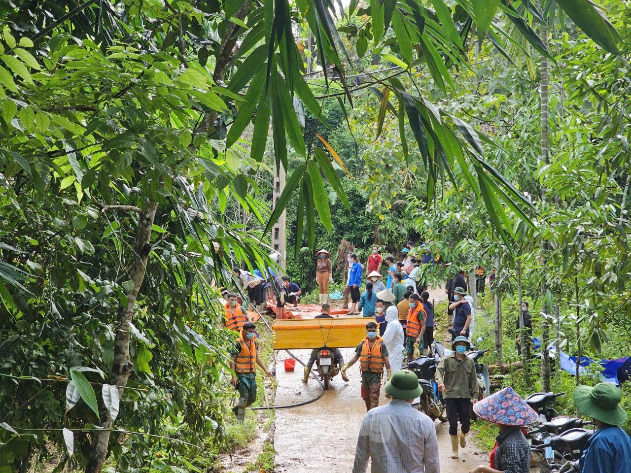Thủ tướng Phạm Minh Chính bật khóc khi thấy tang thương Làng Nủ ảnh 5
