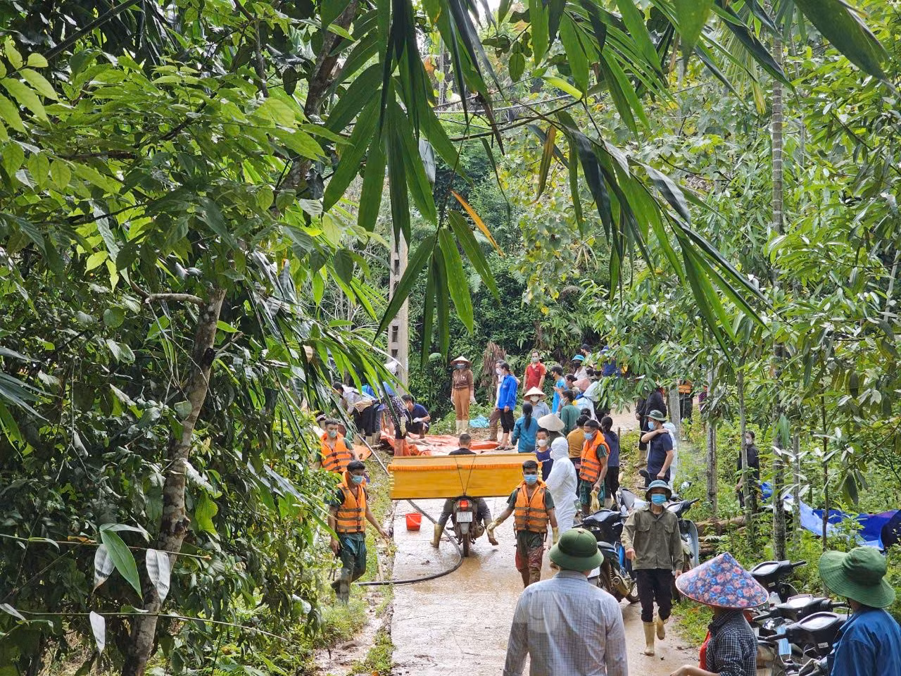 Thủ tướng Phạm Minh Chính bật khóc khi thấy tang thương Làng Nủ ảnh 5 Thủ tướng Phạm Minh Chính bật khóc khi thấy tang thương Làng Nủ ảnh 5