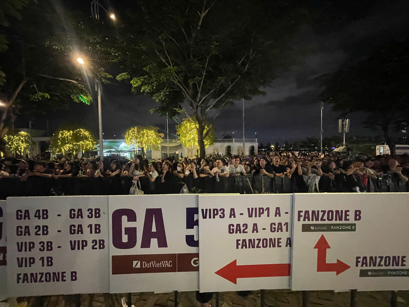 Hàng trăm người bám rào phía ngoài concert theo dõi đại nhạc hội đang diễn ra. Lần thứ hai tổ chức concert ở TPHCM, chương trình vẫn đón nhận được sự quan tâm lớn từ khán giả, nhất là người trẻ - đối tượng show Anh trai say hi hướng tới. Ảnh: Phạm Nguyễn. Hàng trăm người bám rào phía ngoài concert theo dõi đại nhạc hội đang diễn ra. Lần thứ hai tổ chức concert ở TPHCM, chương trình vẫn đón nhận được sự quan tâm lớn từ khán giả, nhất là người trẻ - đối tượng show Anh trai say hi hướng tới. Ảnh: Phạm Nguyễn.