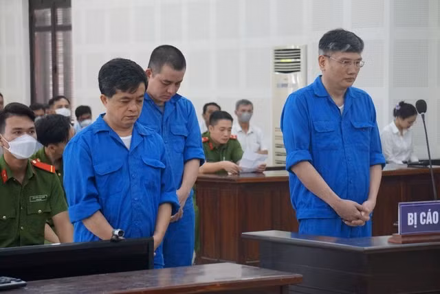 Giám đốc Trung tâm đăng kiểm xe cơ giới Đà Nẵng Bùi Văn Tấn (ngoài cùng bên trái) cùng đồng phạm