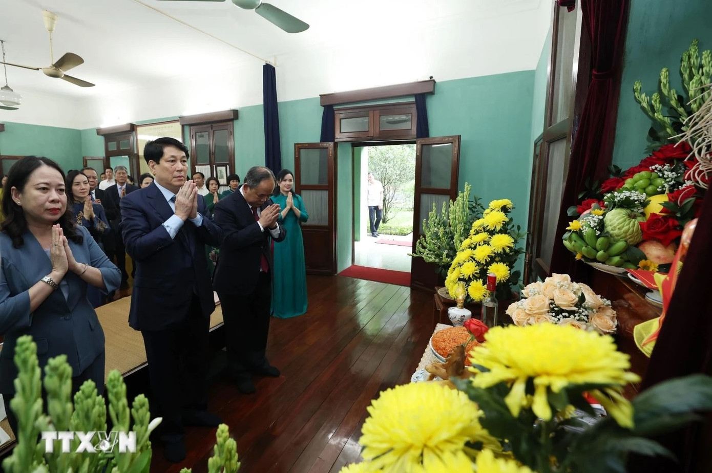 Chủ tịch nước Lương Cường dâng hương tưởng niệm Bác Hồ tại Nhà 67. Ảnh:Lâm Khánh/TTXVN.