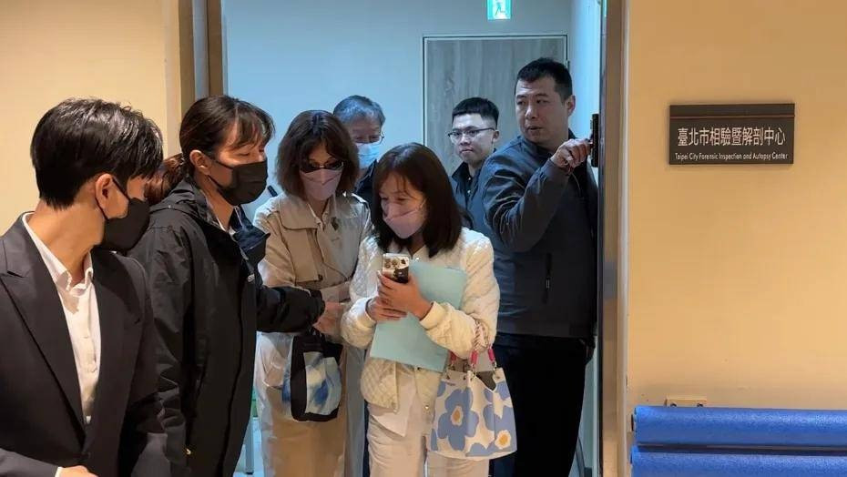 Con trai cùng gia đình đến Nhà tang lễ số 2 Đài Bắc, thực hiện các thủ tục liên quan. Con trai cùng gia đình đến Nhà tang lễ số 2 Đài Bắc, thực hiện các thủ tục liên quan.