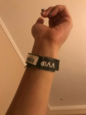 Ling Cheng đăng tải bức hình chụp trong hộp đêm Burning Sun và vòng tay khách hạng VVIP. Ảnh: Threads.