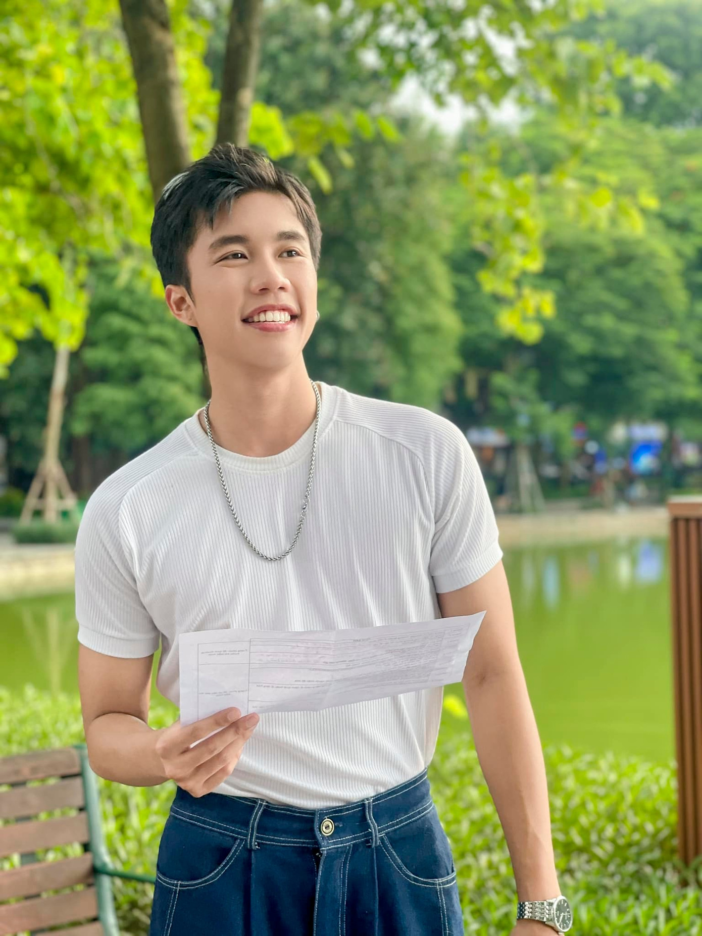 Long Vũ đang gây sốt với vai Chải trong phim Đi giữa trời rực rỡ. Long Vũ đang gây sốt với vai Chải trong phim Đi giữa trời rực rỡ.