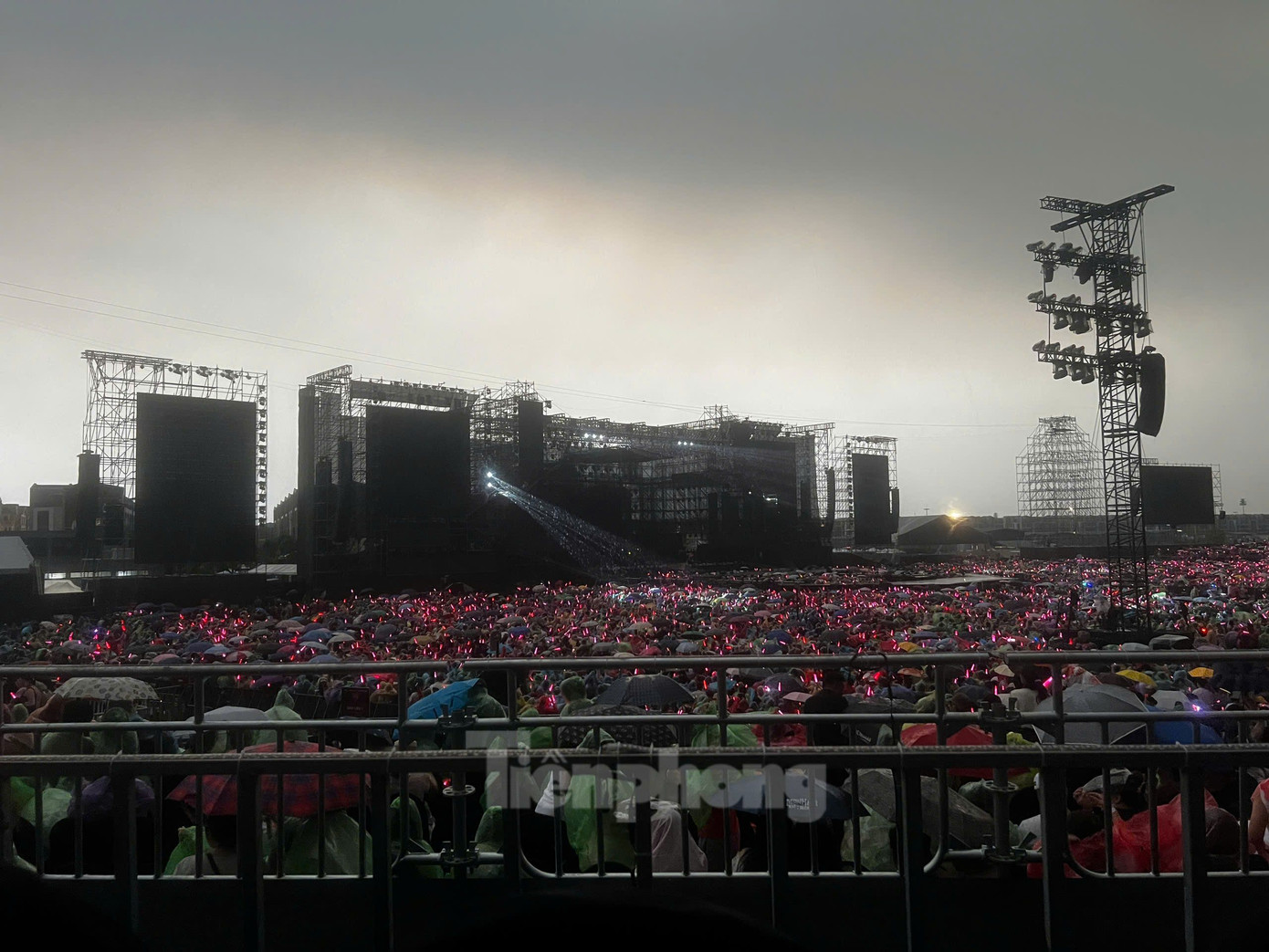 Biển người đổ về Hưng Yên &quot;tắm mưa&quot; cùng 33 nghệ sĩ. Ảnh: Ngọc Ánh.