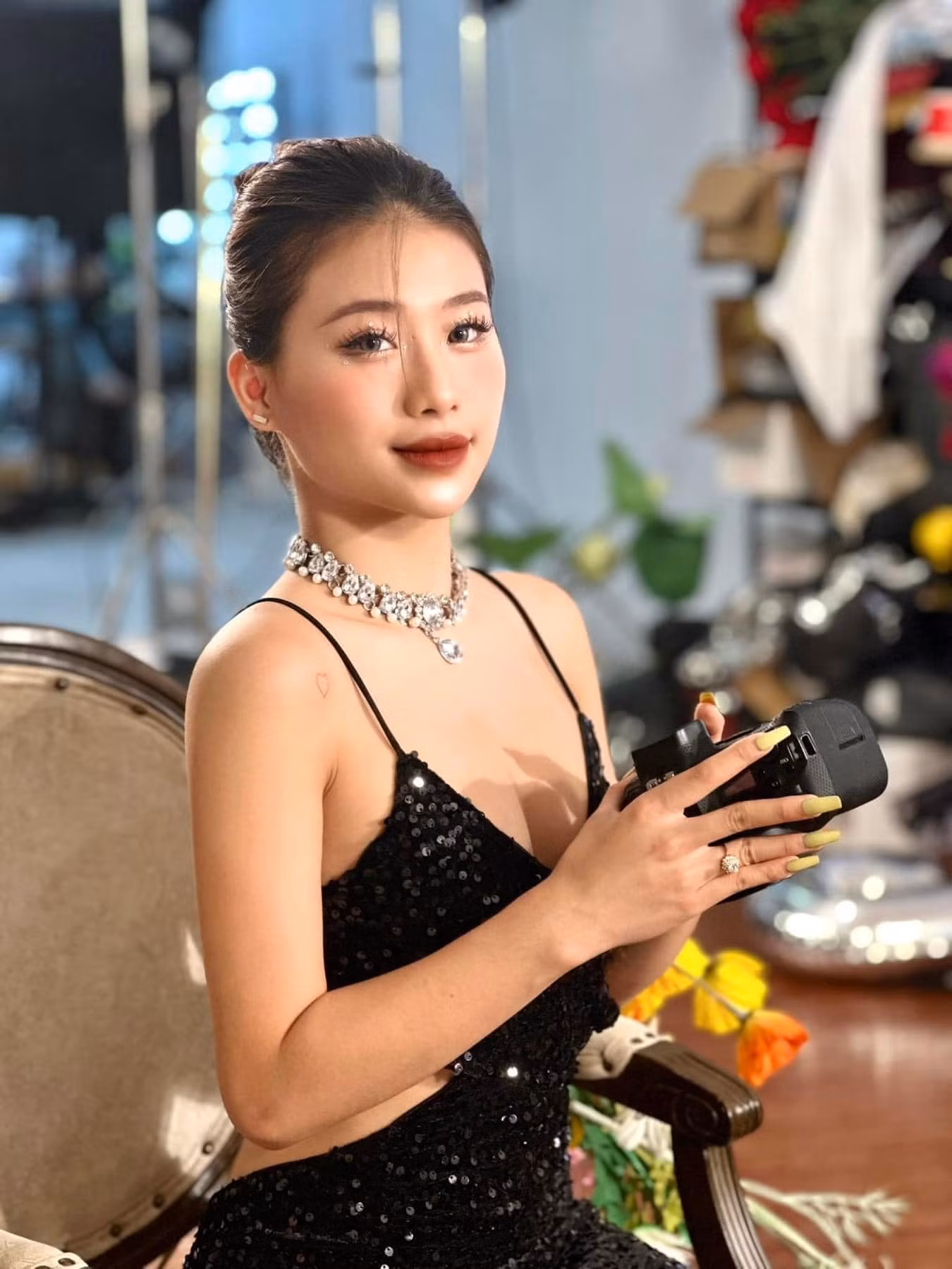 Lối trang điểm kiểu đậm, sắc sảo được Như Phương yêu thích với đường eyeliner ấn tượng, đôi môi căng mọng, gợi cảm. Lối trang điểm kiểu đậm, sắc sảo được Như Phương yêu thích với đường eyeliner ấn tượng, đôi môi căng mọng, gợi cảm.