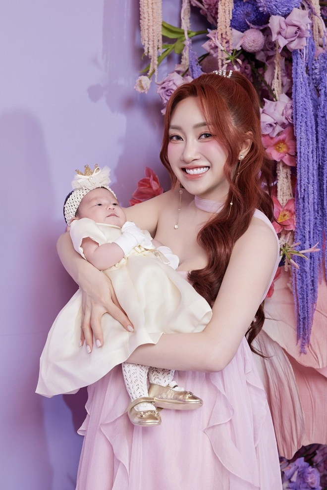 Vợ chồng Chi Bảo "chơi lớn" khi làm sự kiện hoàng tráng cho con gái ở khách sạn 5 sao, mời nhiều sao nổi tiếng. Vợ chồng Chi Bảo "chơi lớn" khi làm sự kiện hoàng tráng cho con gái ở khách sạn 5 sao, mời nhiều sao nổi tiếng.