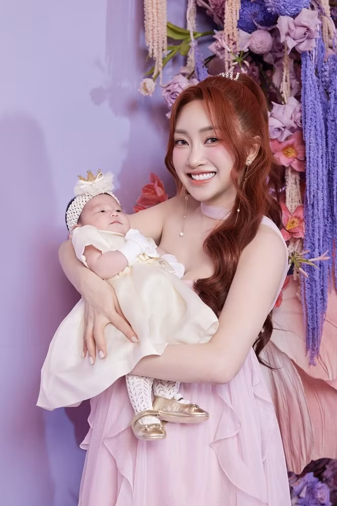Vợ chồng Chi Bảo "chơi lớn" khi làm sự kiện hoàng tráng cho con gái ở khách sạn 5 sao, mời nhiều sao nổi tiếng.