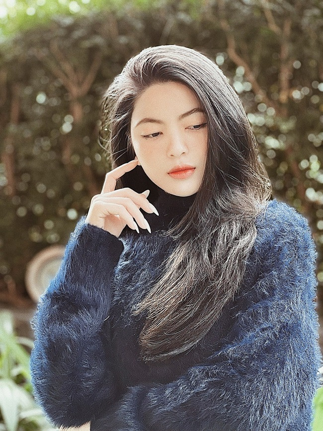 Nhiều người cho rằng phong cách thời trang của Chu Thanh Huyền khiến cô chững chạc hơn tuổi thật. Bạn gái Quang Hải sinh năm 2000, kinh doanh tự do. Một thời gian, cô nổ ra tranh cãi vì khai tuổi mỗi lúc một kiểu, có thời điểm cô tiết lộ sinh năm 1994, lúc thay đổi thành 1998. Trong lần livestream, Chu Thanh Huyền chia sẻ năm sinh đúng của cô là 2000, nhưng vì đi làm sớm nên đành khai gian tuổi để dễ nhận việc.