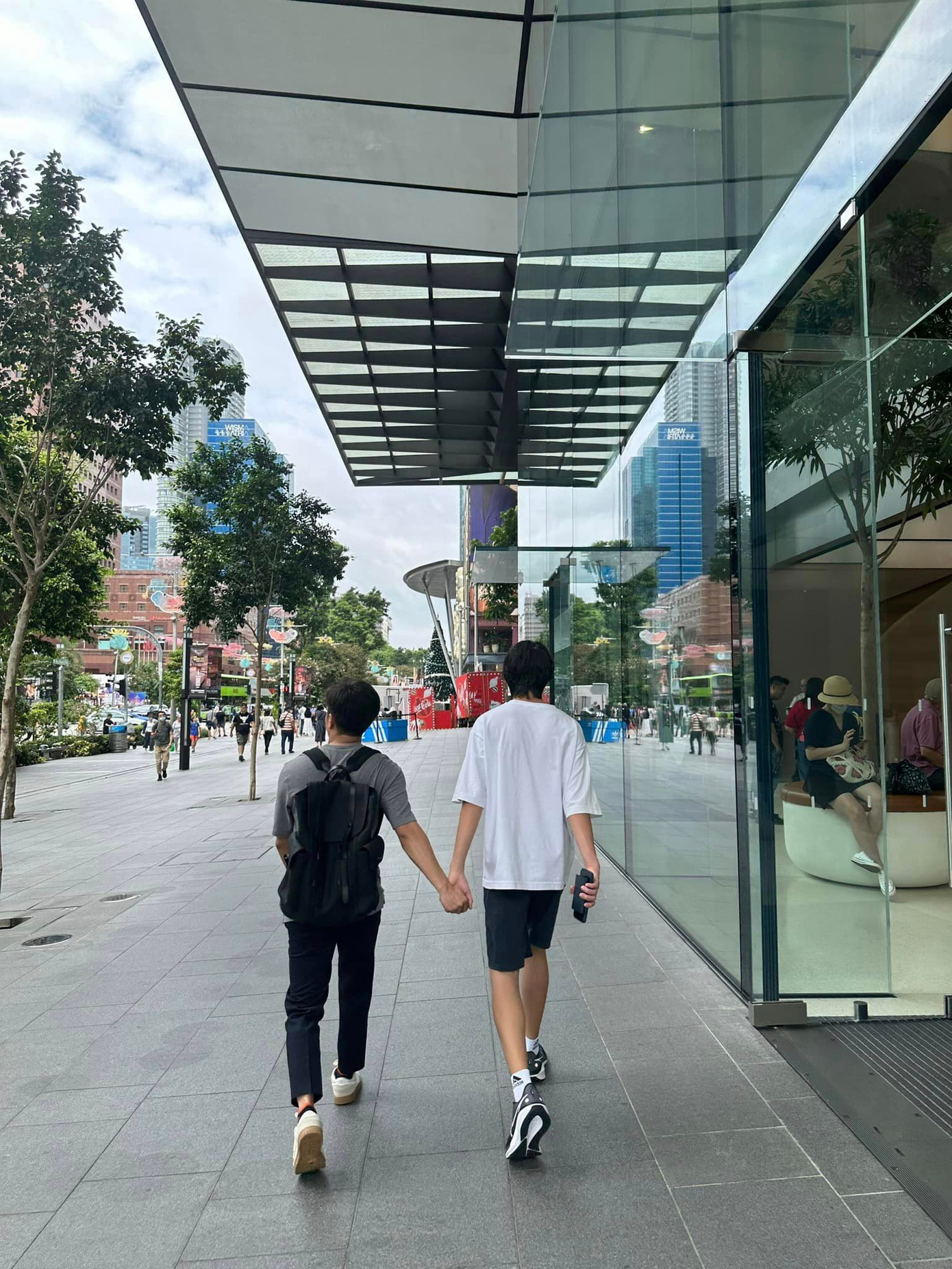 "Luôn cố gắng bên các con nhiều nhất có thể" - Cường Đô La chia sẻ hình ảnh nắm chặt tay con trai đi dạo trên đường phố. "Luôn cố gắng bên các con nhiều nhất có thể" - Cường Đô La chia sẻ hình ảnh nắm chặt tay con trai đi dạo trên đường phố.