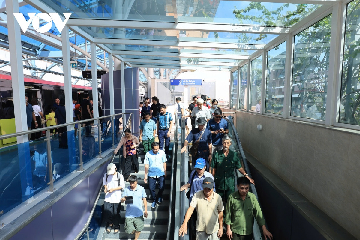 Trong 15 ngày đầu tuyến đi vào khai thác thương mại, toàn bộ hành khách sẽ được phục vụ miễn phí. Trong 15 ngày đầu tuyến đi vào khai thác thương mại, toàn bộ hành khách sẽ được phục vụ miễn phí.