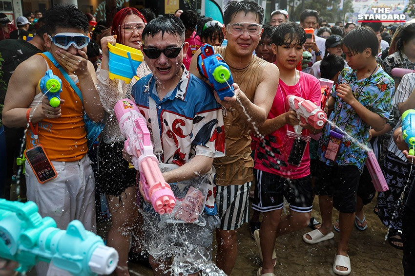 Lễ hội té nước Songkran 2024 tại Thái Lan khai mạc hôm 11/4 và diễn ra đến 15/4. Các hoạt động té nước diễn ra sôi động trên đường phố, nhất là ở khu phố đông đúc Silom, Khao San, Quảng trường Sanam Luang, khu trung tâm thương mại. Người dân địa phương và du khách có trong tay súng nước, sẵn sàng gột rửa tội lỗi năm cũ, đón chào năm mới đúng phong cách người Thái.