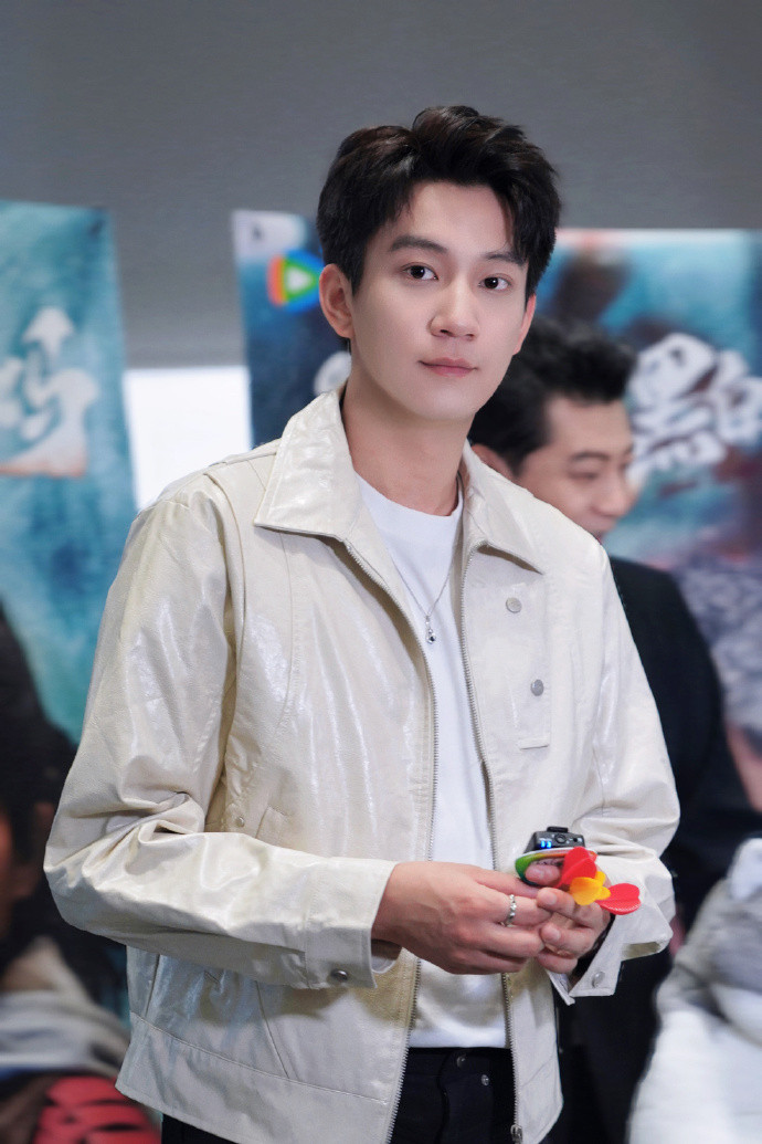 Vương Tử Kỳ (phải) chỉ trích thậm tệ Messi.