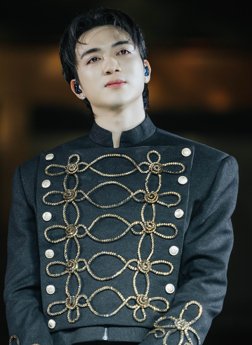 Soobin chơi đàn Keytar, Piano trong fanmeeting. Soobin chơi đàn Keytar, Piano trong fanmeeting.