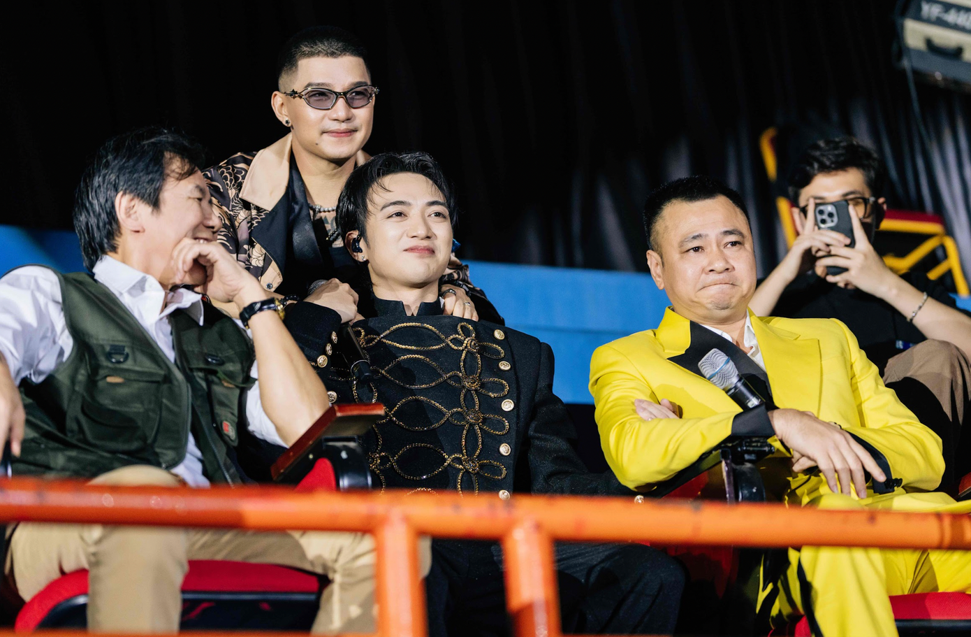 Soobin Hoàng Sơn ngồi giữa bố - NSND Huỳnh Tú (bên trái) và NSND Tự Long. Soobin Hoàng Sơn ngồi giữa bố - NSND Huỳnh Tú (bên trái) và NSND Tự Long.