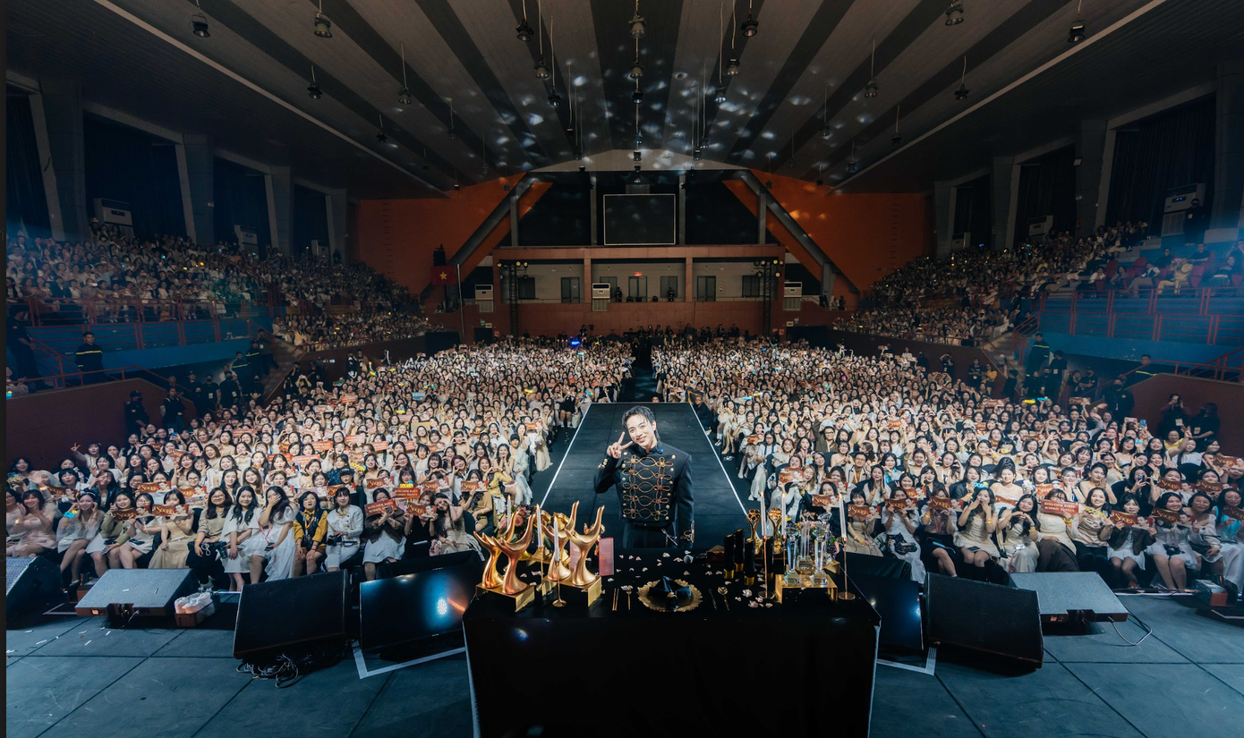 Nam ca sĩ công bố lightstick, concert solo trong buổi gặp gỡ 3.000 fan Hà Nội. Nam ca sĩ công bố lightstick, concert solo trong buổi gặp gỡ 3.000 fan Hà Nội.