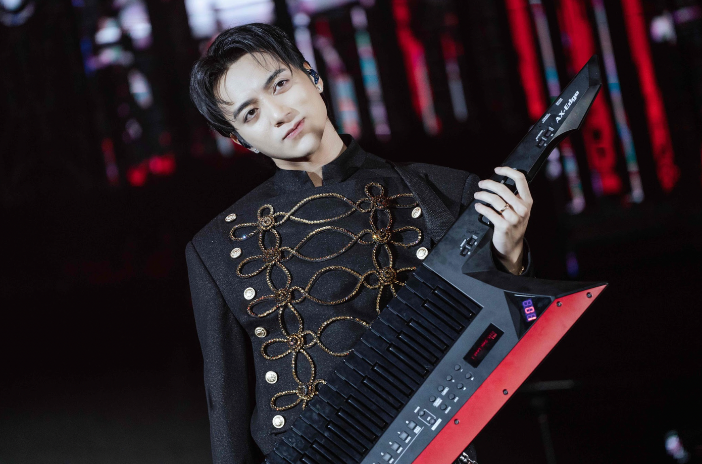 Soobin chơi đàn Keytar, Piano trong fanmeeting. Soobin chơi đàn Keytar, Piano trong fanmeeting.
