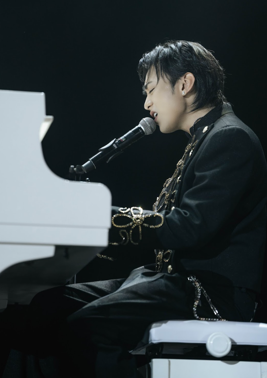 Soobin chơi đàn Keytar, Piano trong fanmeeting. Soobin chơi đàn Keytar, Piano trong fanmeeting.