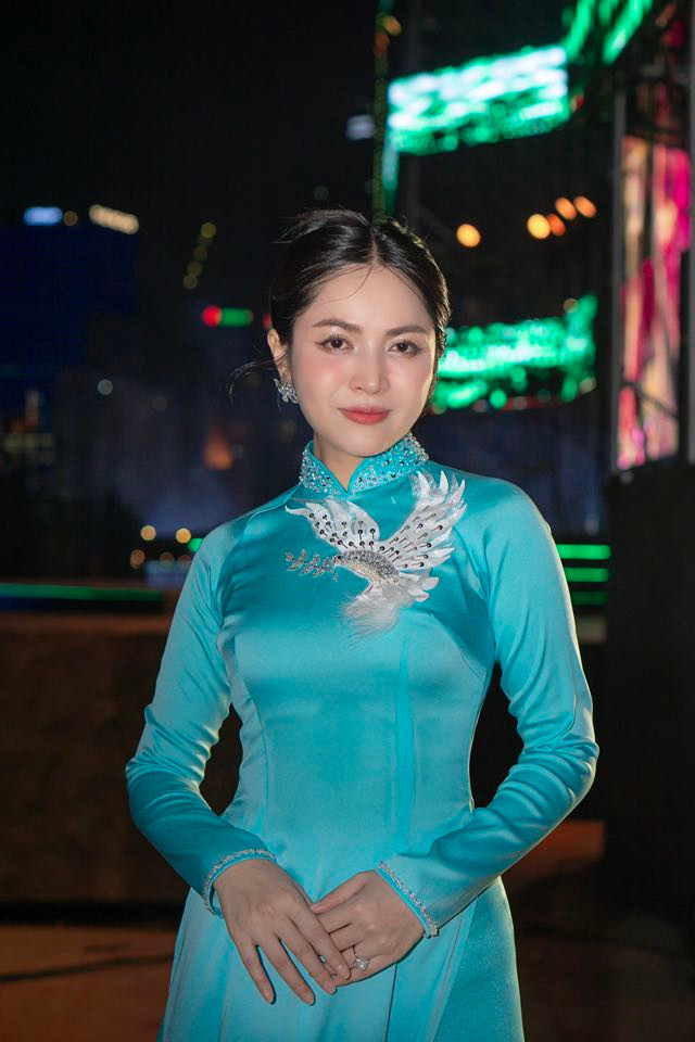 Ca khúc &quot;Viết tiếp câu chuyện hòa bình&quot; đã mang lại thành công lớn cho Duyên Quỳnh.