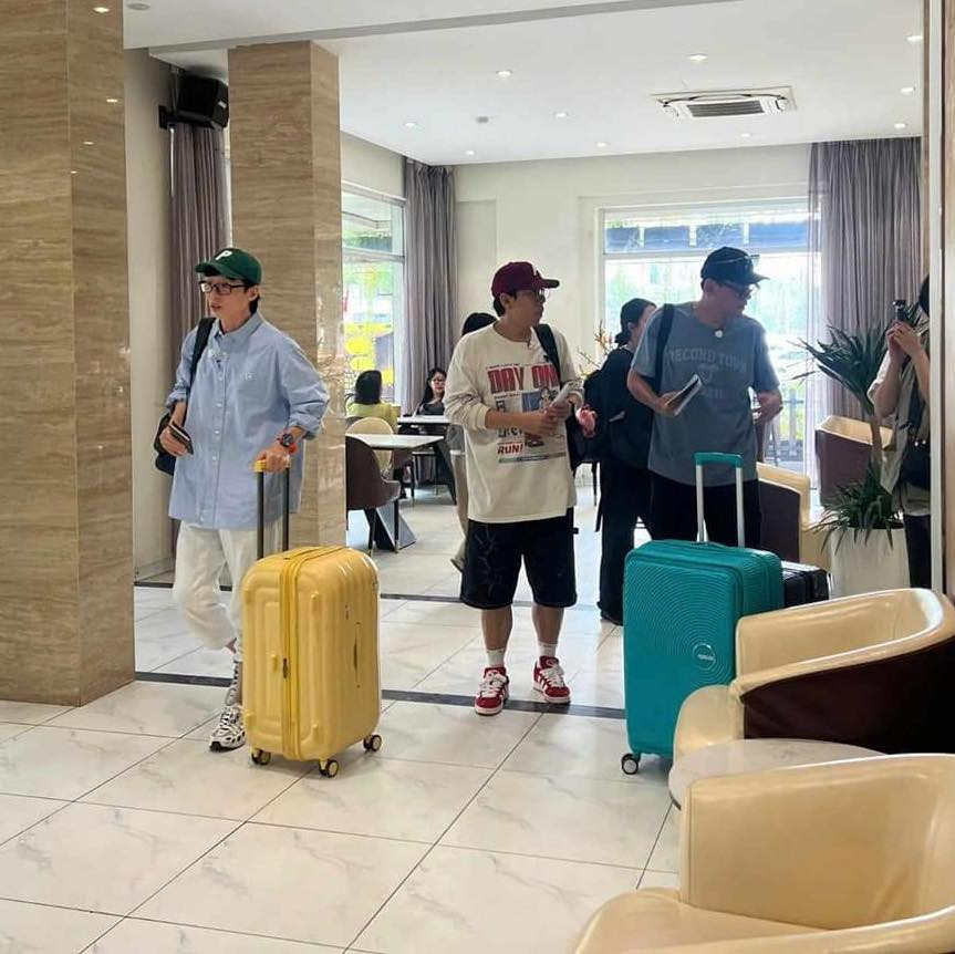 Yoo Jae Suk, Hwang Jung Min, Yang Se Chan, Ji Suk Jin đi quay show du lịch ở thủ đô Hà Nội. Khán giả ghi lại được cảnh dàn nghệ sĩ dạo phố, ăn phở... Yoo Jae Suk, Hwang Jung Min, Yang Se Chan, Ji Suk Jin đi quay show du lịch ở thủ đô Hà Nội. Khán giả ghi lại được cảnh dàn nghệ sĩ dạo phố, ăn phở...