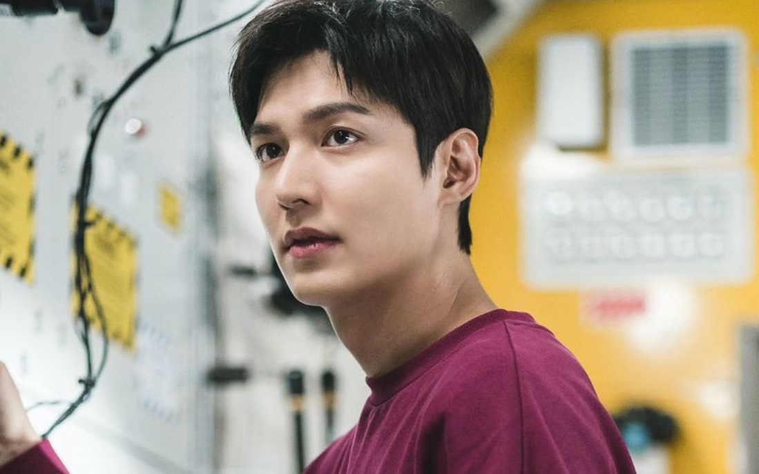 Lee Min Ho giữ vững danh hiệu Diễn viên Hàn Quốc được yêu thích nhất thế giới suốt 12 năm liên tiếp. Lee Min Ho giữ vững danh hiệu Diễn viên Hàn Quốc được yêu thích nhất thế giới suốt 12 năm liên tiếp.