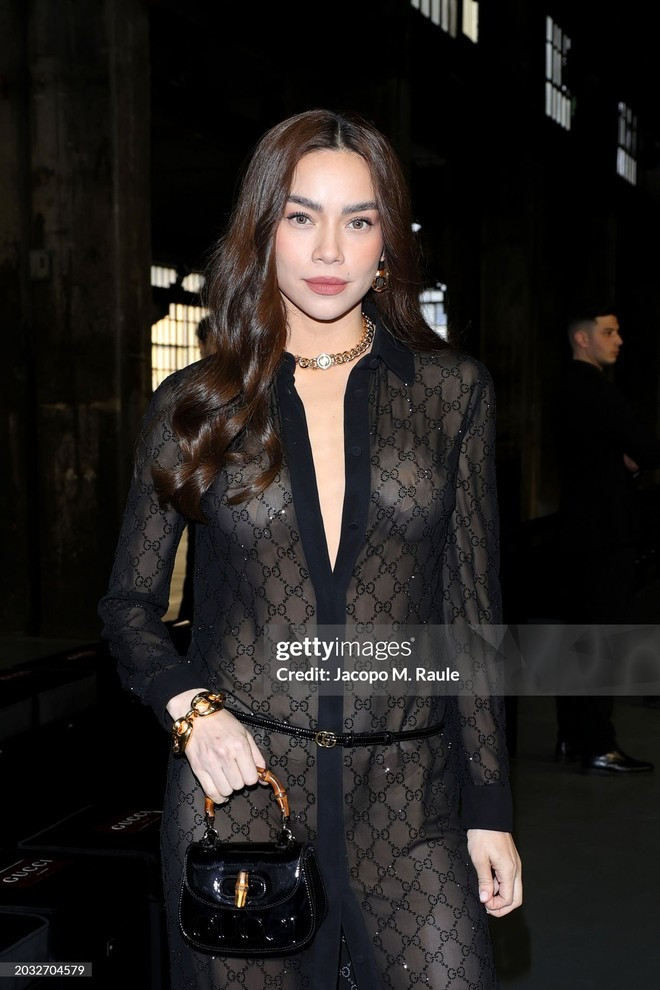 Hồ Ngọc Hà là đại diện duy nhất của Việt Nam tham dự Milan Fashion Week của Gucci ngày 23/2 (giờ địa phương). “Chuyến đi giúp tôi có thêm nhiều trải nghiệm và gặp gỡ, học hỏi từ những ngôi sao lớn trên thế giới” – nữ ca sĩ chia sẻ. Ca sĩ nhận nhiều lời khen ngợi khi không bị "dìm" nhan sắc trước ống kính "hung thần" Getty Image. Ảnh: Getty. Hồ Ngọc Hà là đại diện duy nhất của Việt Nam tham dự Milan Fashion Week của Gucci ngày 23/2 (giờ địa phương). “Chuyến đi giúp tôi có thêm nhiều trải nghiệm và gặp gỡ, học hỏi từ những ngôi sao lớn trên thế giới” – nữ ca sĩ chia sẻ. Ca sĩ nhận nhiều lời khen ngợi khi không bị "dìm" nhan sắc trước ống kính "hung thần" Getty Image. Ảnh: Getty.