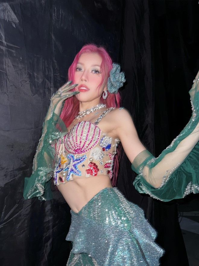 Khán giả nghi vấn MLee (trái) và Trang Pháp xích mích.