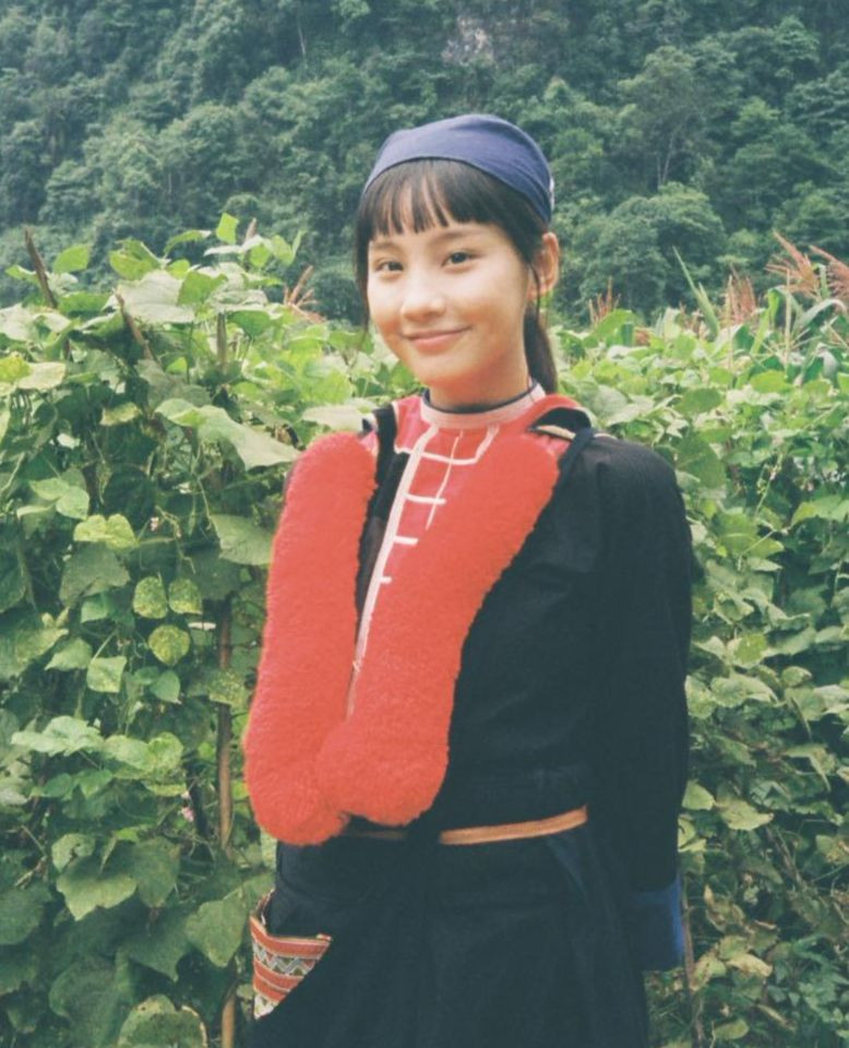 Thu Hà Ceri trở thành cái tên chiếm sóng mạng xã hội những ngày qua nhờ vai Pu trong phim truyền hình giờ vàng Đi giữa trời rực rỡ. Trong phim, vai Pu là cô gái Dao đỏ xinh đẹp, học giỏi, mới nhận giấy trúng tuyển vào đại học. Pu có ước mơ rời bản, đến thành phố học tập và được cậu bạn thuở nhỏ - Chải (Long Vũ đóng) - yêu say đắm, muốn cưới làm vợ.