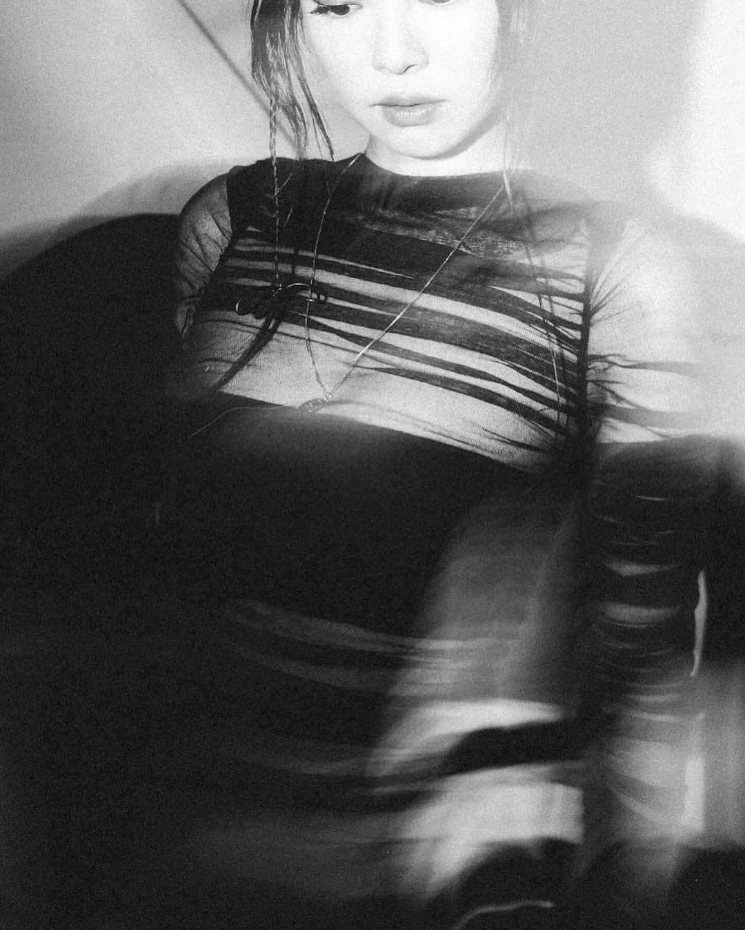 Jennie (BlackPink) đăng tải những hình ảnh trong bữa tiệc sinh nhật của The Weeknd tại Mỹ lên trang cá nhân. Cô diện váy đen xuyên thấu thiết kế trị giá 400 USD của Christopher Esber (hiện được bán lại với giá hơn 2.000 USD). Cô kết hợp kiểu tóc đuôi ngựa đơn giản cùng giày chunky đen, tạo điểm nhấn trang phục là vòng cổ bạc.