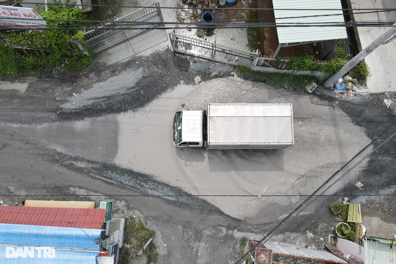 Hiện tại, ngoài việc ngập nước con đường này xuất hiện nhiều "hố bom" khiến cuộc sống hàng chục hộ dân nơi đây vô vùng khó khăn. Người dân địa phương rất mong các ban ngành, chính quyền sớm khắc phục để việc đi lại thuận lợi và không còn nỗi lo nước tràn vào nhà mỗi khi mưa lớn.