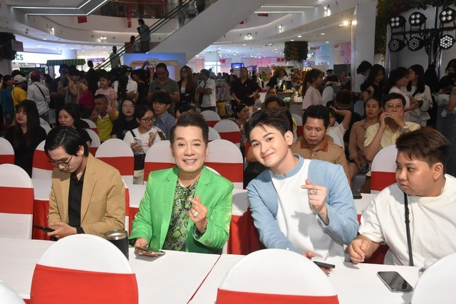 Đoạt giải Mai Vàng năm 2001 và 2003, NSƯT Minh Nhí (áo xanh lá cây) nói khi đó lễ trao giải chưa được tổ chức lớn như bây giờ. Năm nay có thêm gala nghệ thuật, nghệ sĩ coi là sân chơi thú vị: “Khán giả có dịp gặp gỡ các văn nghệ sĩ mình yêu thích và đã từng bầu chọn họ Giải Mai Vàng, bên cạnh đó sẽ hiểu hơn về những vai diễn mới mà họ đang kỳ vọng sẽ lọt vào đề cử năm nay”.