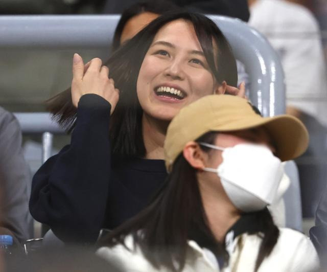 Mamiko Tanaka từng là vận động viên bóng rổ. Ảnh: Yonhap, LA Dodgers.