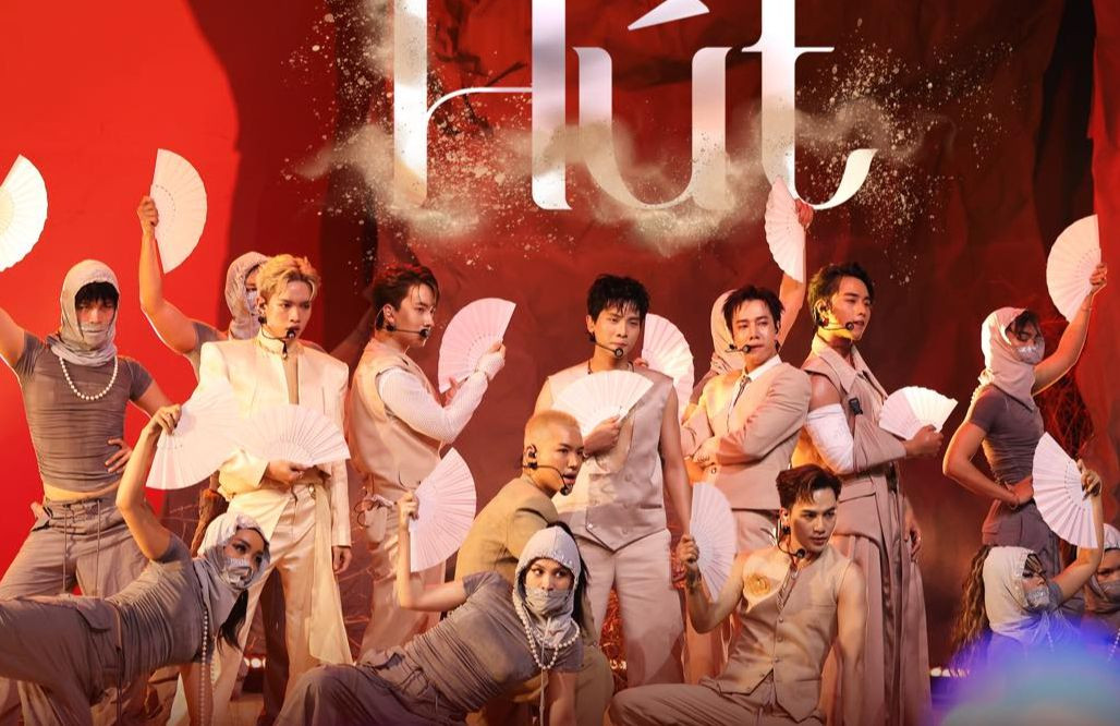 Sân khấu của dàn anh trai trong tập 2. Sân khấu của dàn anh trai trong tập 2.