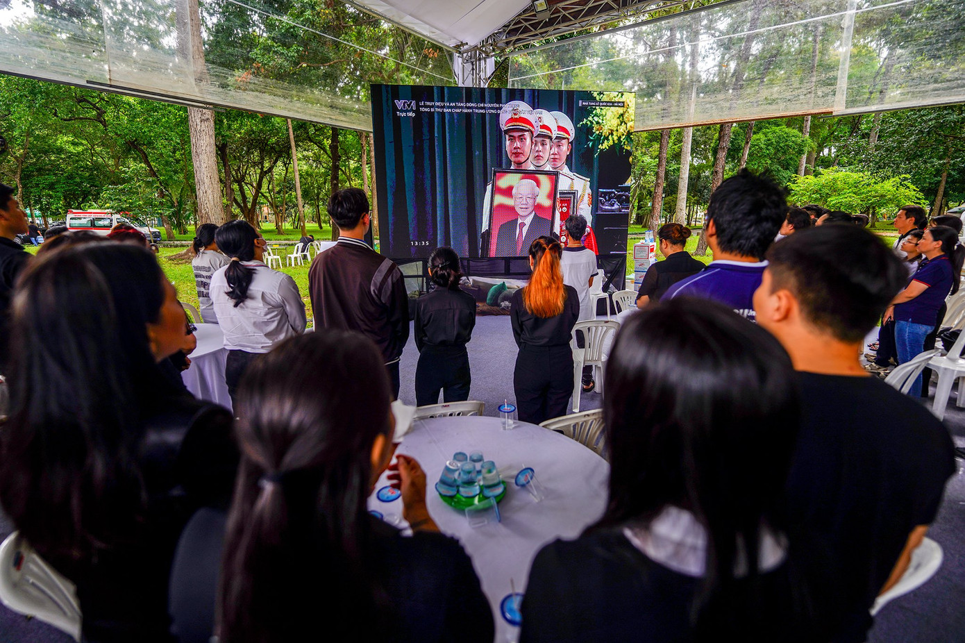 Người dân TPHCM để tang trắng theo dõi lễ truy điệu Tổng Bí thư Nguyễn Phú Trọng.