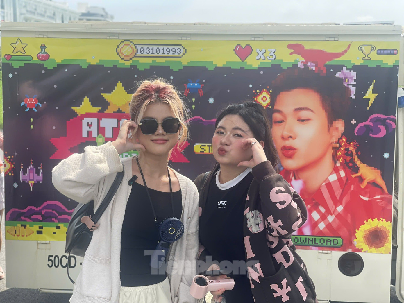 Ngoài ra, dịch vụ Food truck (xe tải đồ ăn, nước) được các fan club thực hiện để động viên dàn sao tại sự kiện. Ảnh: Phạm Nguyễn.