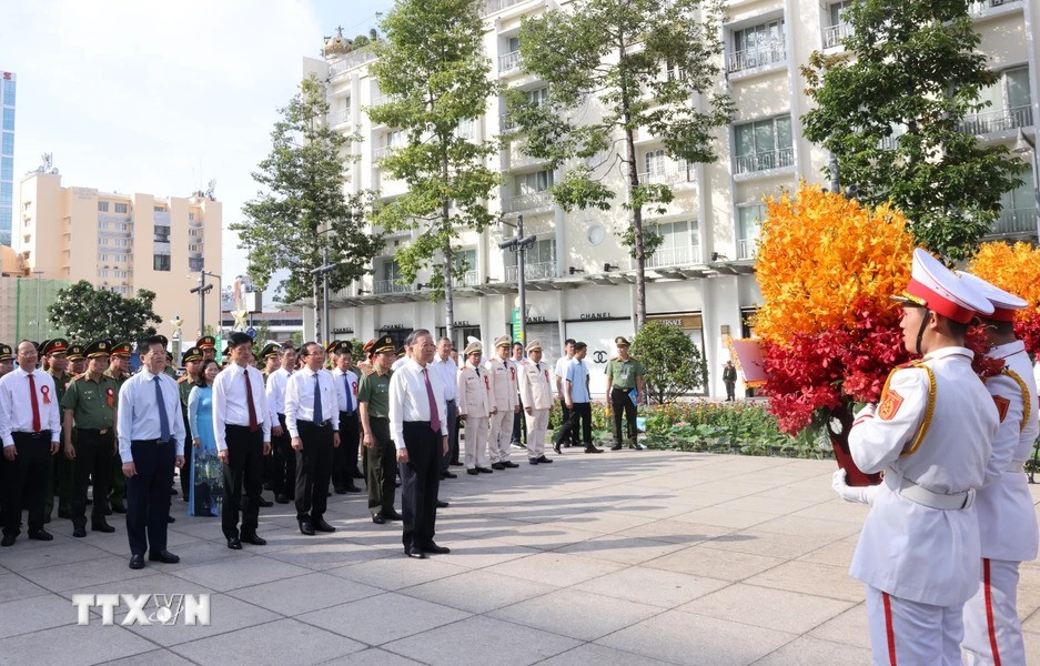Tổng Bí thư, Chủ tịch nước Tô Lâm và các đại biểu dâng hoa tưởng niệm trước Tượng đài Chủ tịch Hồ Chí Minh trên đường Nguyễn Huệ. Ảnh: Lâm Khánh/TTXVN. Tổng Bí thư, Chủ tịch nước Tô Lâm và các đại biểu dâng hoa tưởng niệm trước Tượng đài Chủ tịch Hồ Chí Minh trên đường Nguyễn Huệ. Ảnh: Lâm Khánh/TTXVN.