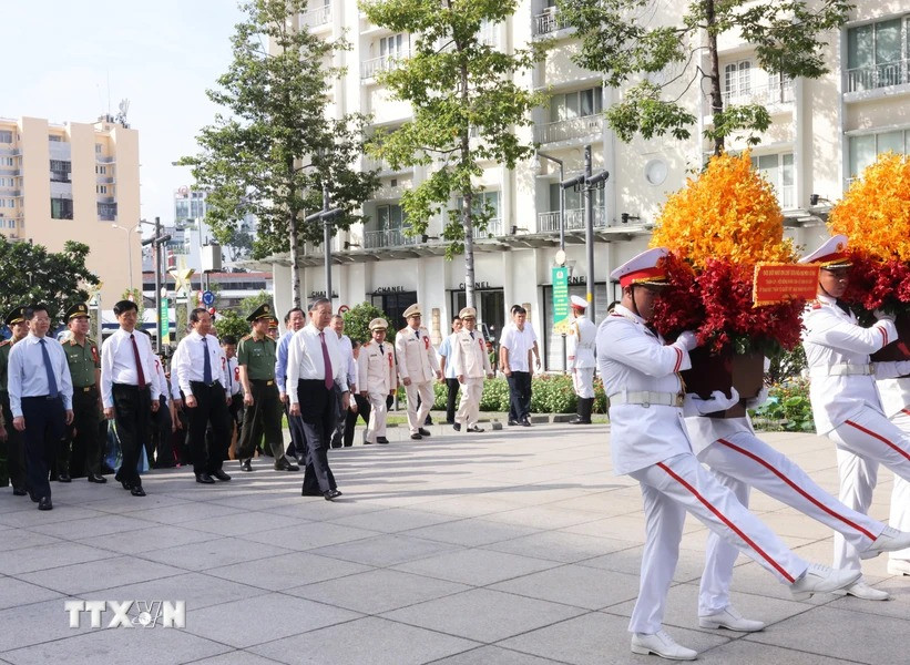 Tổng Bí thư, Chủ tịch nước Tô Lâm và các đại biểu dâng hoa tưởng niệm trước Tượng đài Chủ tịch Hồ Chí Minh trên Đường Nguyễn Huệ. Ảnh: Lâm Khánh/TTXVN. Tổng Bí thư, Chủ tịch nước Tô Lâm và các đại biểu dâng hoa tưởng niệm trước Tượng đài Chủ tịch Hồ Chí Minh trên Đường Nguyễn Huệ. Ảnh: Lâm Khánh/TTXVN.