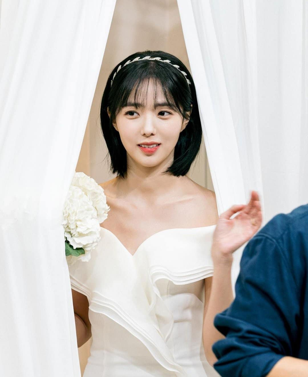 Năm giờ sau khi tin đồn nổ ra, công ty quản lý của Chae Soo Bin phủ nhận mối quan hệ này, Koo Ja-wook sau đó đã làm rõ rằng anh chỉ gặp Soo Bin thông qua người quen.