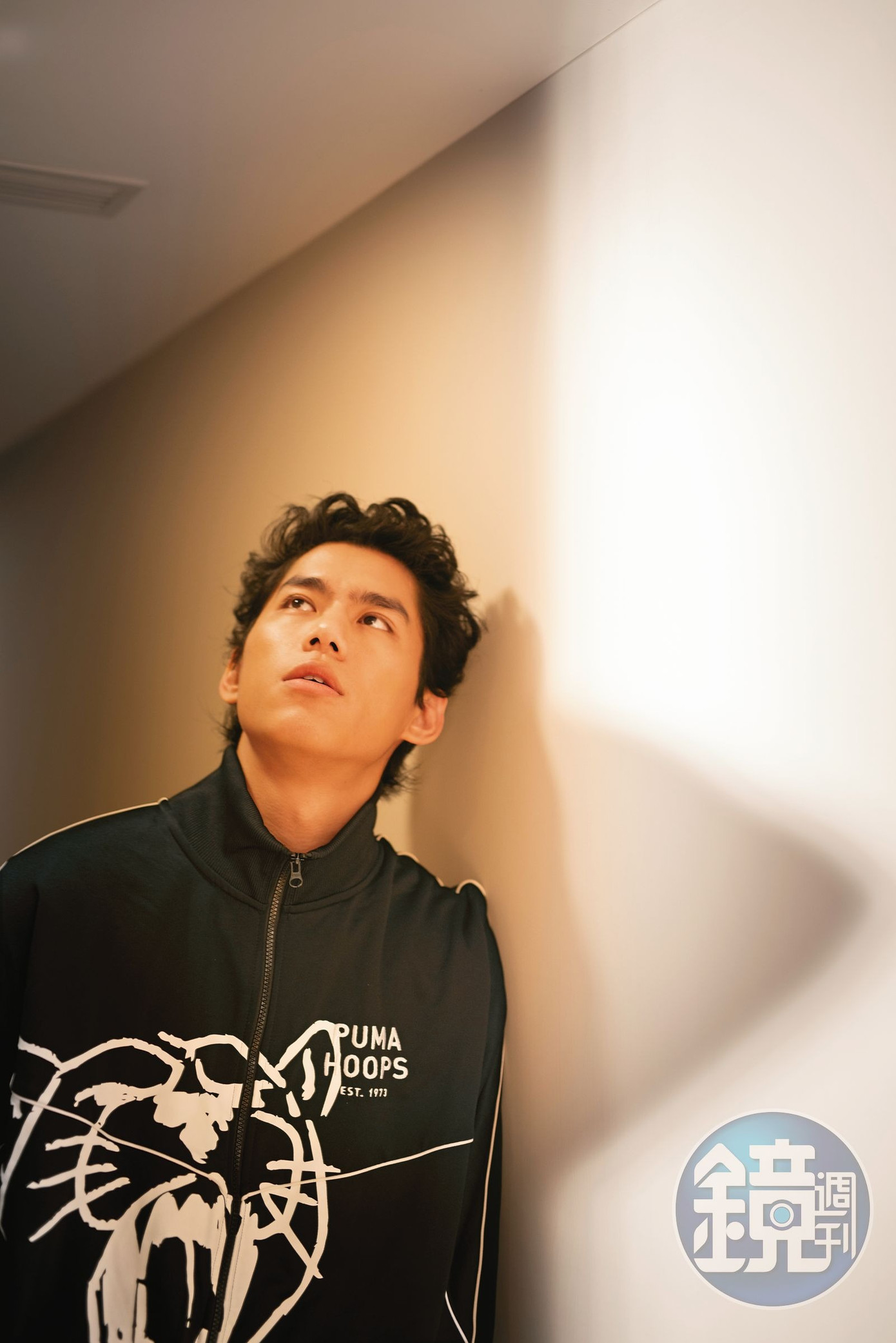 Anh từng góp mặt trong The Magician on the Skywalk, Danger Zone, Mad Doctor... Năm 2022, anh đoạt giải Kim Mã cho Nam diễn viên phụ xuất sắc nhất nhờ màn thể hiện trong Bad Education. Ngoài ra, sao nam từng góp mặt trong danh sách đề cử Diễn viên mới xuất sắc và Nam phụ xuất sắc trong LHP Điện Ảnh Đài Bắc 2020 qua phim Hạ bán trường.