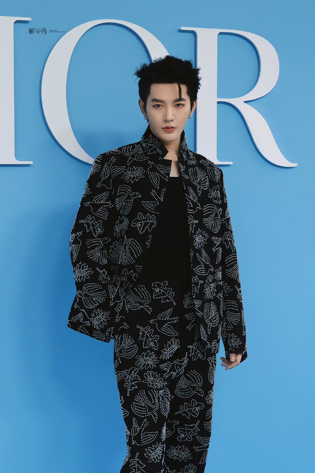 Đại sứ Dior khu vực Trung Quốc là diễn viên Châu Dã (trái) và Đặng Vi đều mặc trang phục từ BST Dior Cruise 2025.