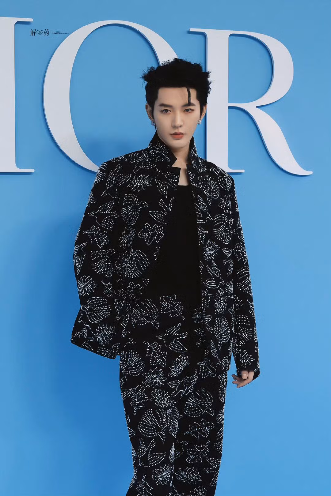 Đại sứ Dior khu vực Trung Quốc là diễn viên Châu Dã (trái) và Đặng Vi đều mặc trang phục từ BST Dior Cruise 2025. Đại sứ Dior khu vực Trung Quốc là diễn viên Châu Dã (trái) và Đặng Vi đều mặc trang phục từ BST Dior Cruise 2025.