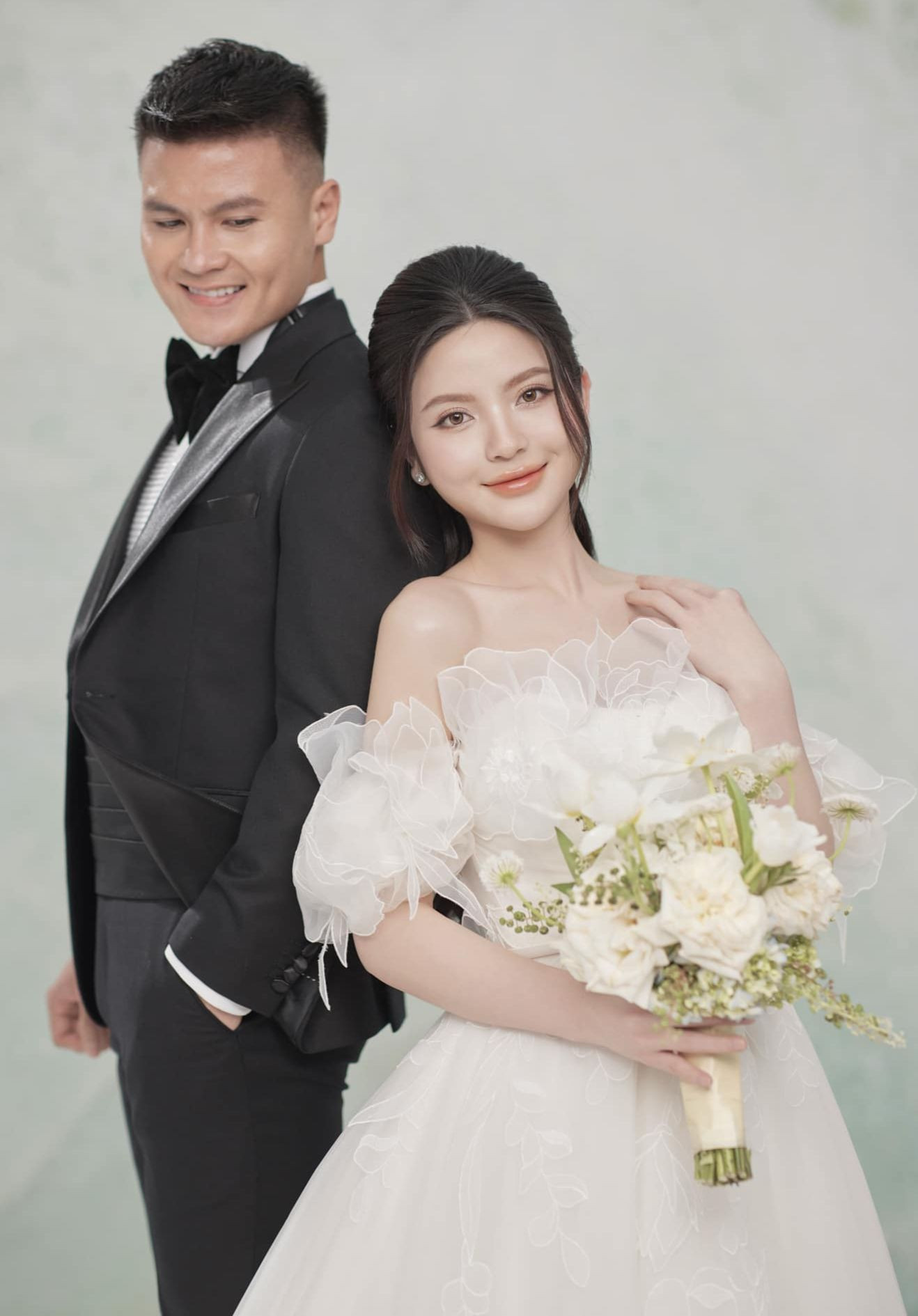 Phông nền chủ đạo của rạp cưới là màu trắng và xanh dương, màu sắc tượng trưng cho năm sinh mệnh Thuỷ của Quang Hải. Mô hình có hai chữ “H” lồng ghép vào nhau tượng trưng cho chữ cái đầu trong tên của cô dâu chú rể. Dự kiến ngày trọng đại của Quang Hải – Chu Thanh Huyền đón hơn 1.200 khách, được trang trí bằng 100% hoa tươi. Ảnh: Linh Le Chi.