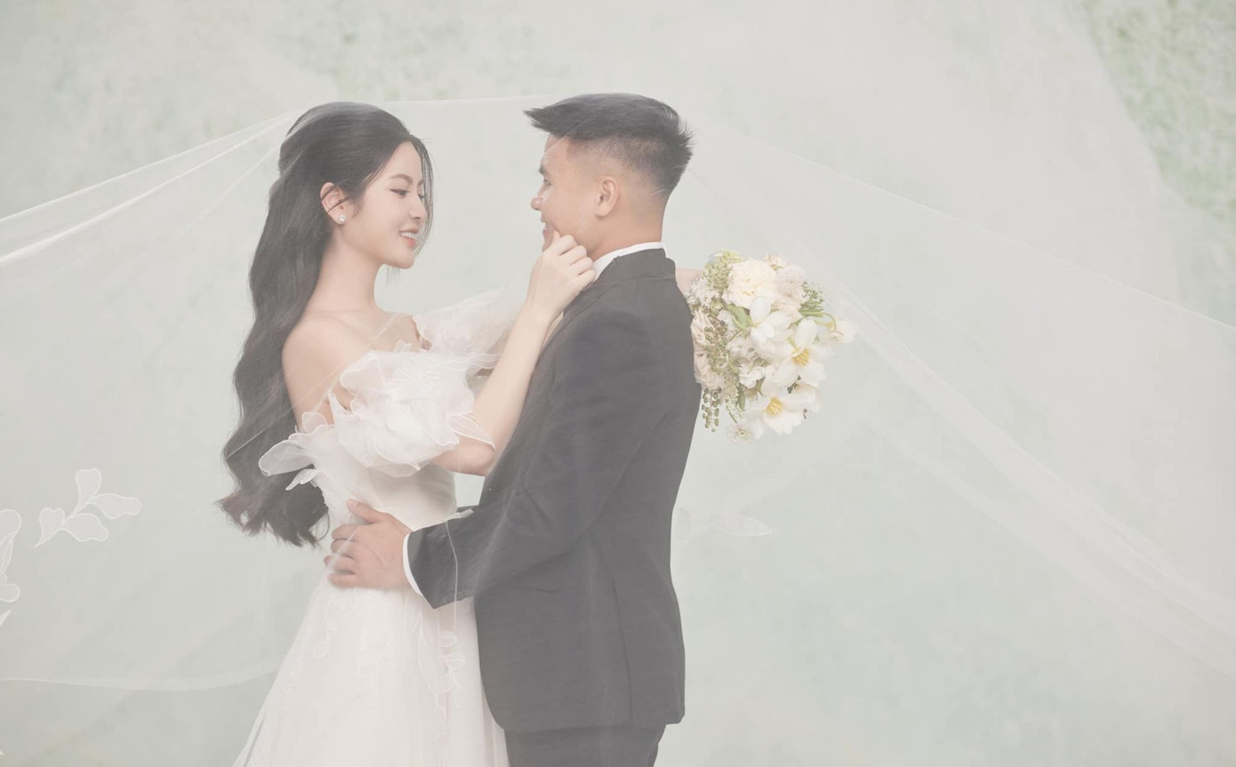 Phông nền chủ đạo của rạp cưới là màu trắng và xanh dương, màu sắc tượng trưng cho năm sinh mệnh Thuỷ của Quang Hải. Mô hình có hai chữ “H” lồng ghép vào nhau tượng trưng cho chữ cái đầu trong tên của cô dâu chú rể. Dự kiến ngày trọng đại của Quang Hải – Chu Thanh Huyền đón hơn 1.200 khách, được trang trí bằng 100% hoa tươi. Ảnh: Linh Le Chi.