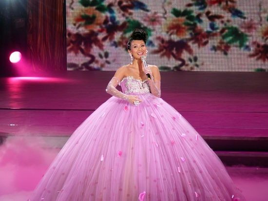 Tát Đỉnh Đỉnh (áo trắng) cầm micro ngược và Chương Tử Di (váy hồng) bị tố lừa dối khán giả vì hát nhép. Tát Đỉnh Đỉnh (áo trắng) cầm micro ngược và Chương Tử Di (váy hồng) bị tố lừa dối khán giả vì hát nhép.