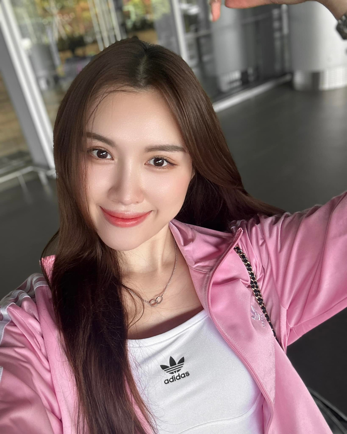 MC Thanh Thanh Huyền đã có mặt tại Singapore trước vài ngày trước khi tham dự concert Taylor Swift vào tối 4/3. Cô nói sẽ có khoảng thời gian trải nghiệm du lịch, ẩm thực và đã chuẩn bị kỹ lượng cho đêm nhạc của thần tượng. Bên cạnh những vật dụng cần thiết, nữ MC mang theo cuốn sổ ghi 43 bài hát của Taylor, trang phục cosplay...