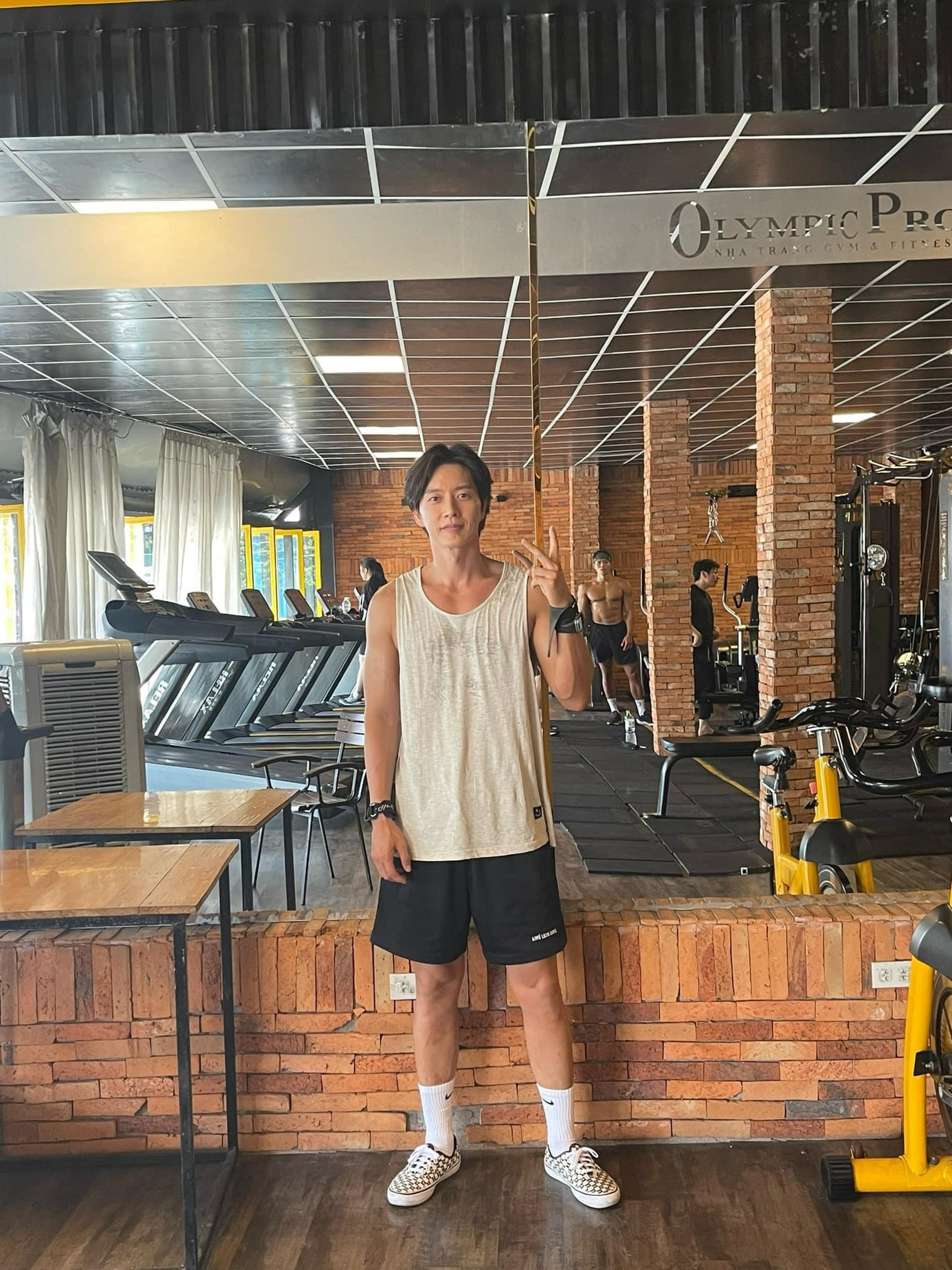 Vừa đặt chân đến sân bay Cam Ranh hôm 1/5, nam diễn viên cùng nhóm bạn đã đi đến phòng gym luyện tập. Bạn bè của Park Hae Jin đăng tải những hình ảnh cùng tài tử chạy bộ, thưởng thức ẩm thực Việt ở các hàng quán ven đường. Vừa đặt chân đến sân bay Cam Ranh hôm 1/5, nam diễn viên cùng nhóm bạn đã đi đến phòng gym luyện tập. Bạn bè của Park Hae Jin đăng tải những hình ảnh cùng tài tử chạy bộ, thưởng thức ẩm thực Việt ở các hàng quán ven đường.