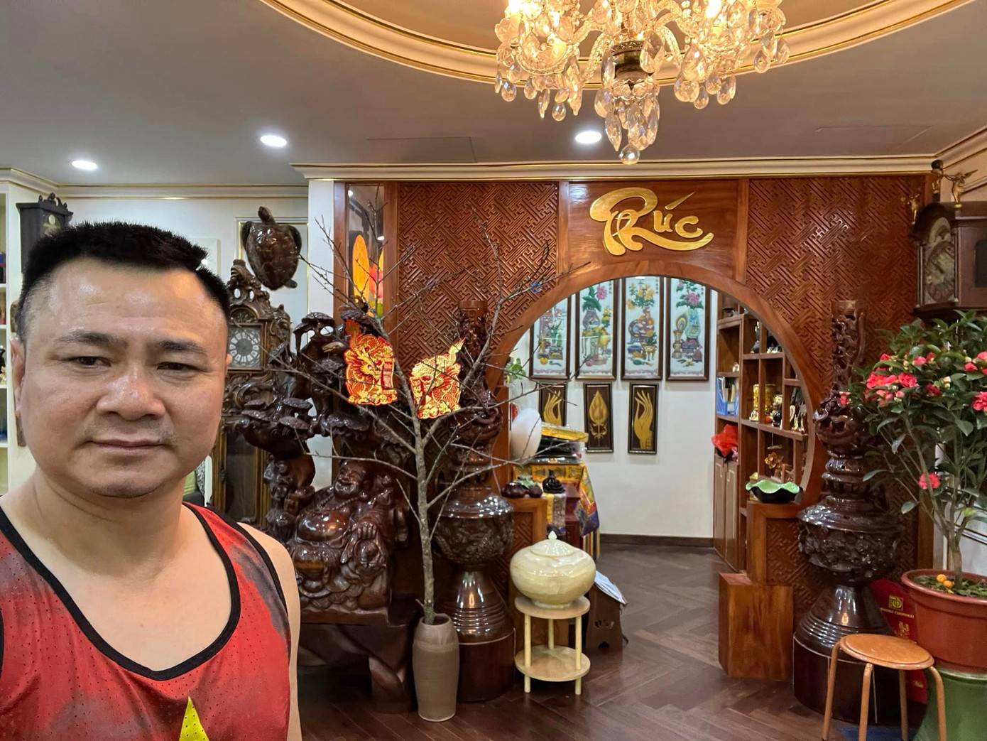 Trên trang cá nhân, NSND Tự Long cập nhập tình hình đón Tết, anh khoe nhiều góc ngập tràn không khí xuân trong nhà. Theo hình ảnh được chính chủ chia sẻ, đủ loại hoa như đào, phong lan, hoa hải đường... được nghệ sĩ ưa chuộng, trưng bày.