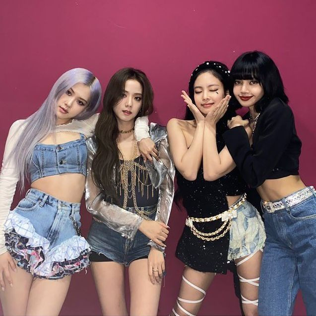 Nhiều khán giả cho rằng YG thất bại trong việc gia hạn hợp đồng với BlackPink (phải), cố tình trì hoãn để đợi Baby Monster (trái) ra mắt.