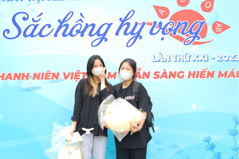 Các bạn sinh viên tham gia hiến máu và chụp ảnh lưu niện tại chương trình. Các bạn sinh viên tham gia hiến máu và chụp ảnh lưu niện tại chương trình.